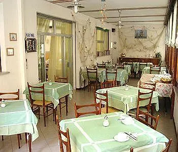 Mignon Chiavari